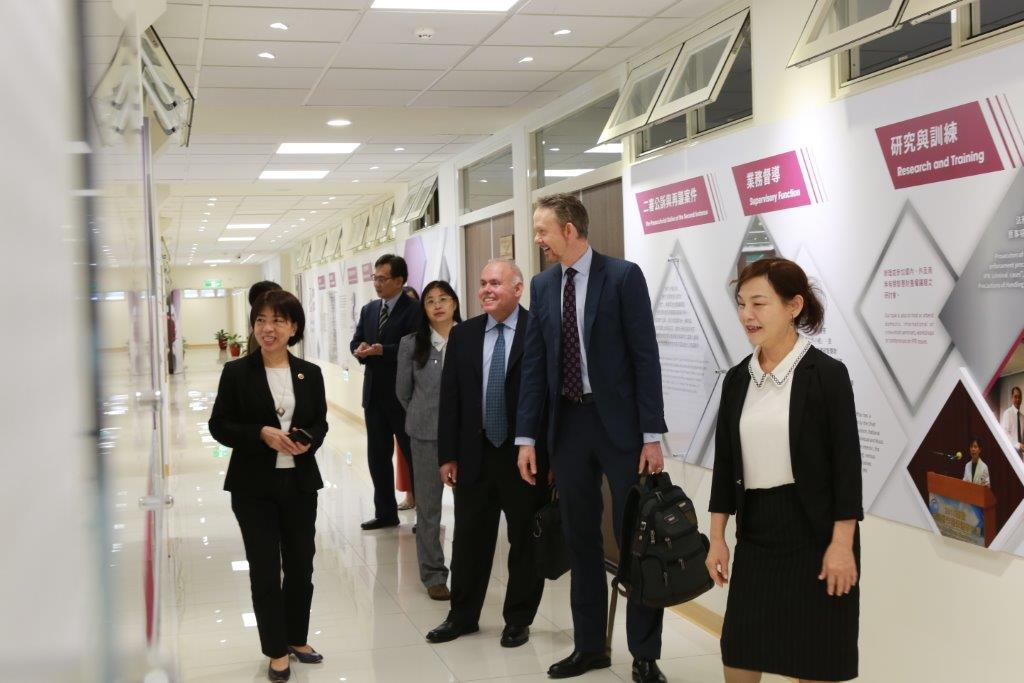 Using the information attached to the wall, the Head Prosecutor Chen Wen-chi introduced the history and chiefs of the Intellectual Property Branch of the Taiwan High Prosecutors Office. 